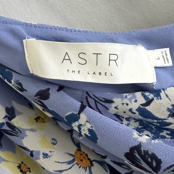 ASTR The Label One Sleeve Ruffled Floral Dress in Blue Size Large - Picture 5 of 9
